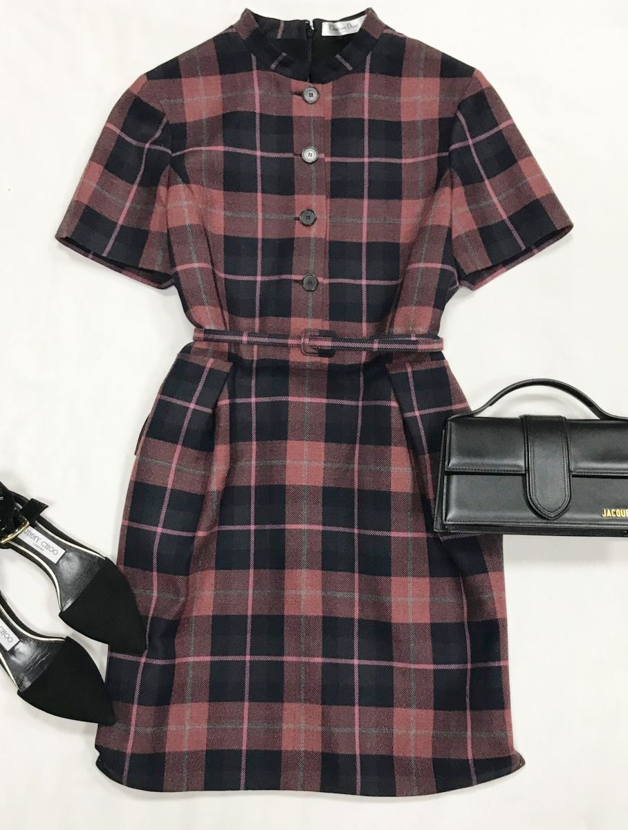 Платье Christian Dior размер 42 цена 78 275 руб
Босоножки Jimmy Choo размер 36.5 цена 15 655 руб
Сумка Jacquemus