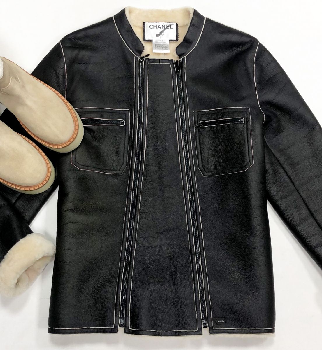 Дублёнка Chanel размер 48 цена 156 550 руб
Ботинки Prada размер 38 цена 93 930 руб