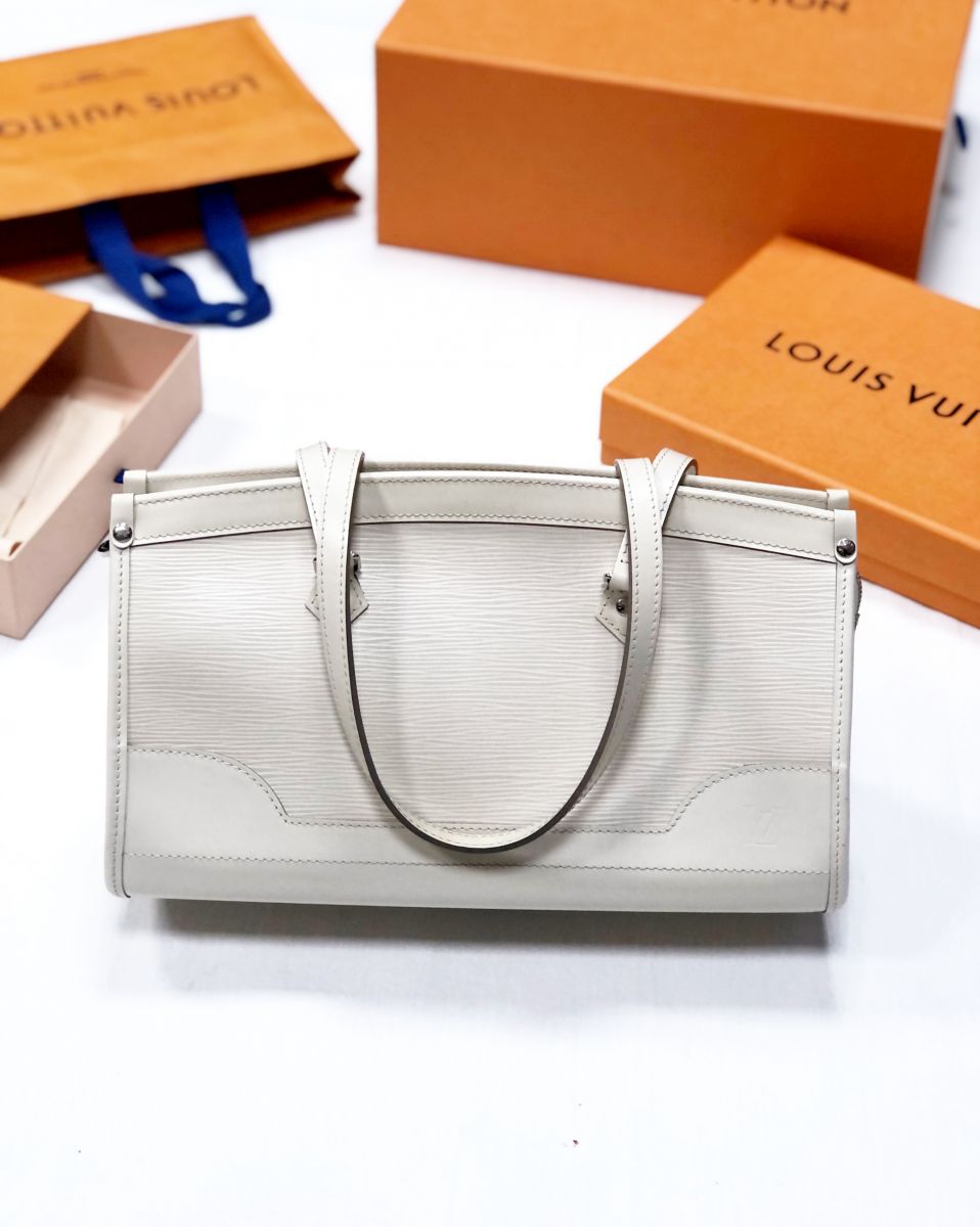 Топ IRFE размер М цена 6 262 руб 
Брюки /лён/ REPLICA размер М цена 14 090 руб /новые с ценником/ 
Сумка LOUIS VUITTON