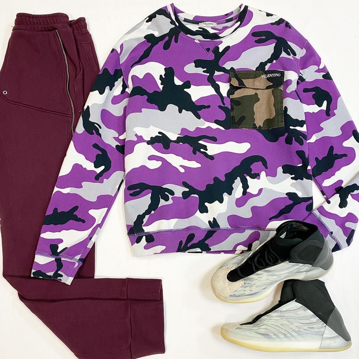 Брюки Undercover размер 3 цена 9 231 руб Толстовка Valentino размер XL цена 15 385 руб Кеды Adidas Yeezy размер 42.5 цена 7 693 руб