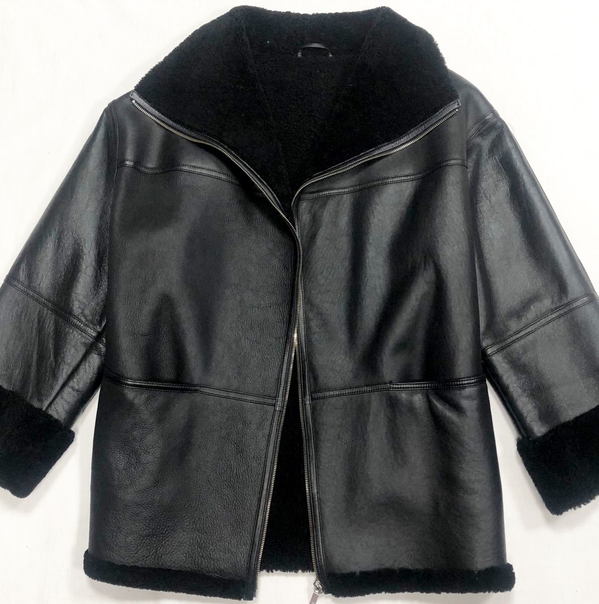 Дублёнка Totem размер M/L цена 109 585 руб
Ботинки Chanel размер 39 цена 125 240 руб