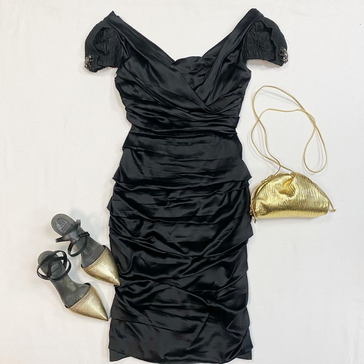 Платье/камни / Dolce Gabbana размер 44 цена 15 385 рубТуфли Brunello Cucinelli размер 38 цена 30 770 рубКлатч Bottega Veneta