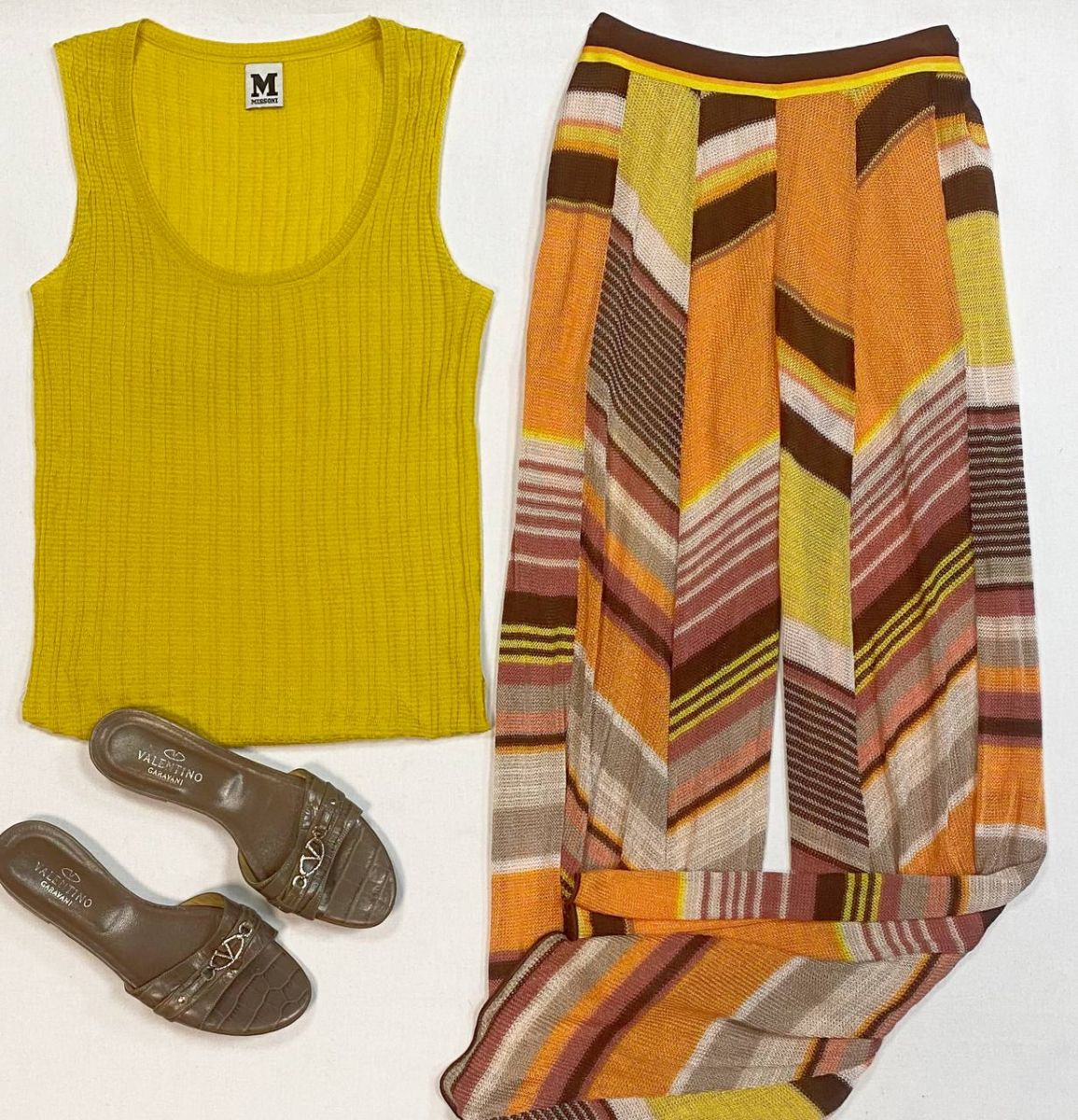 Брюки Missoni размер 38 цена 15 385 руб
Топ Missoni размер 40 цена 3 077 руб
Сабо Valentino размер 39 цена 23 077 руб
