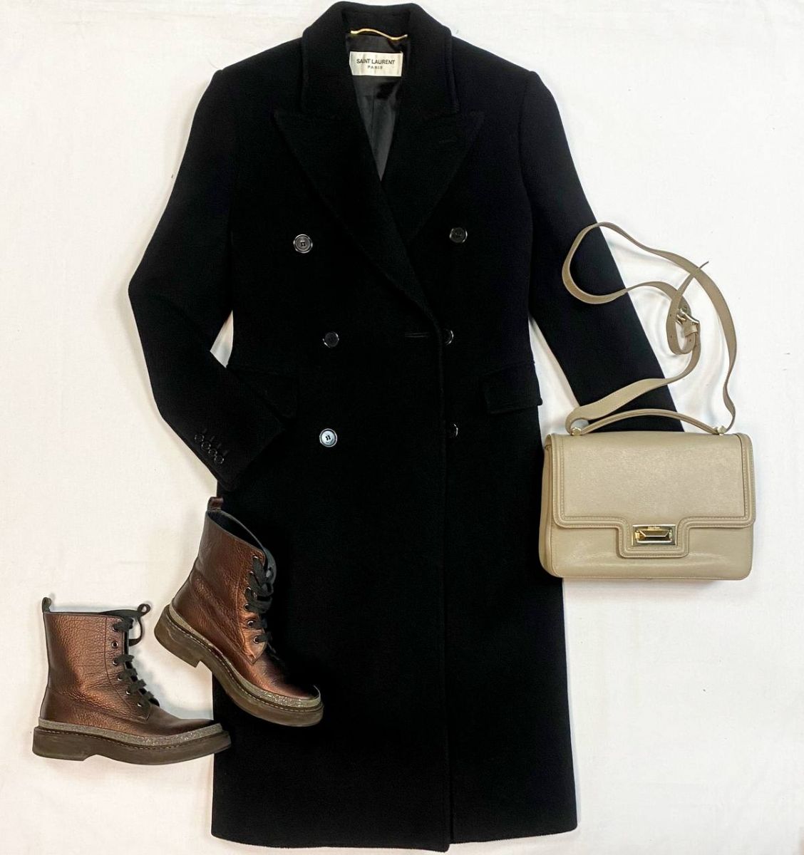 Пальто Saint Laurent размер 38 цена 61 540 руб
Ботинки Brunello Cucinelli размер 36 цена 30 770 руб
Сумка Max Mara
