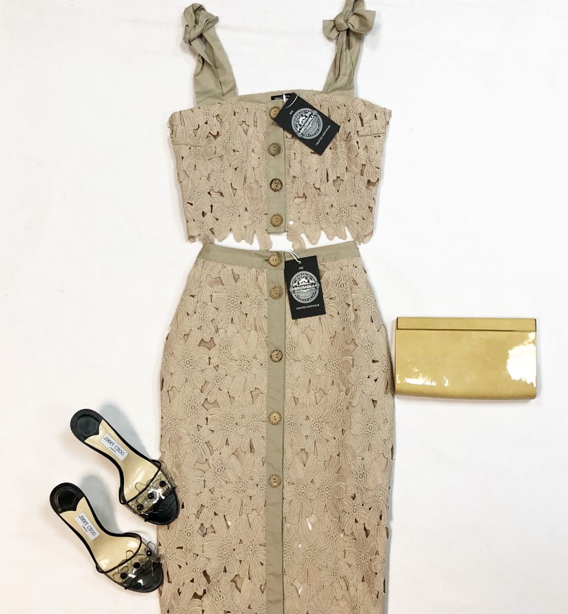 Костюм Brusnika размер 42 цана 3 077 руб/с биркой/ Сабо Jimmy Choo размер 39.5 цена 12 308 рубКлатч Jimmy Choo