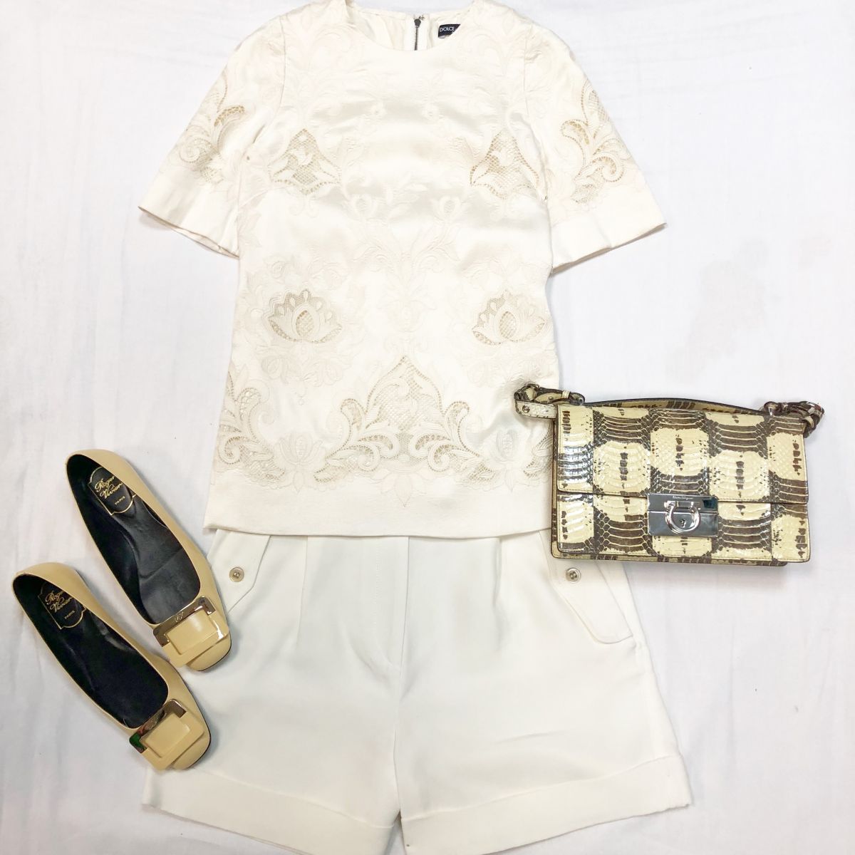 Кофта DOLCE GABBANA размер 38 цена 7 693 руб 
Шорты PAUL &amp; JOE размер 38 цена 4 616 руб 
Балетки ROGIER VIVIER размер 37.5 цена 10 770 руб 
Сумка SALVATORE FERRAGAMO