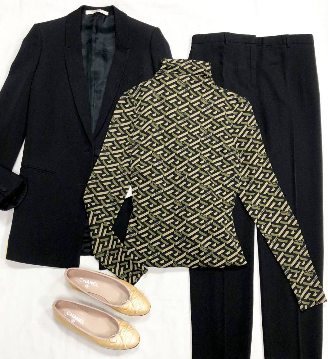 Костюм Givenchy размер 38 цена 39 138 руб
Боди Versace размер 36 цена 10 959 руб
Балетки Chanel размер 37.5 цена 15 655 руб