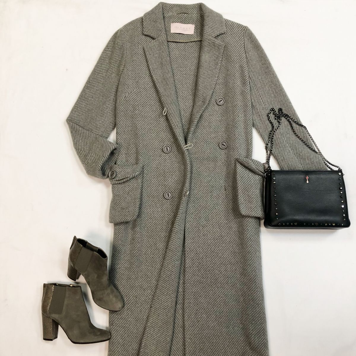 Пальто The Coat размер M цена 18 462 рубБотинки Lanvin размер 37 цена 15 385 рубСумка Louboutin
