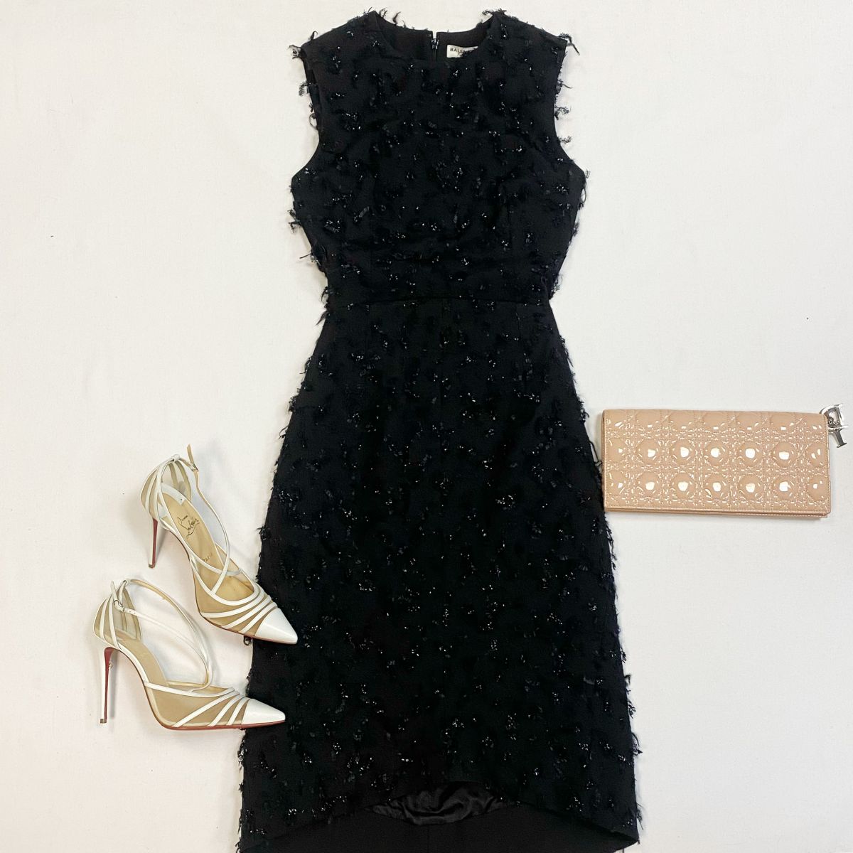 Платье Balenciaga размер 36 цена 10 770 рубТуфли Louboutin размер 38.5 цена 15 385 рубКлатч Dior