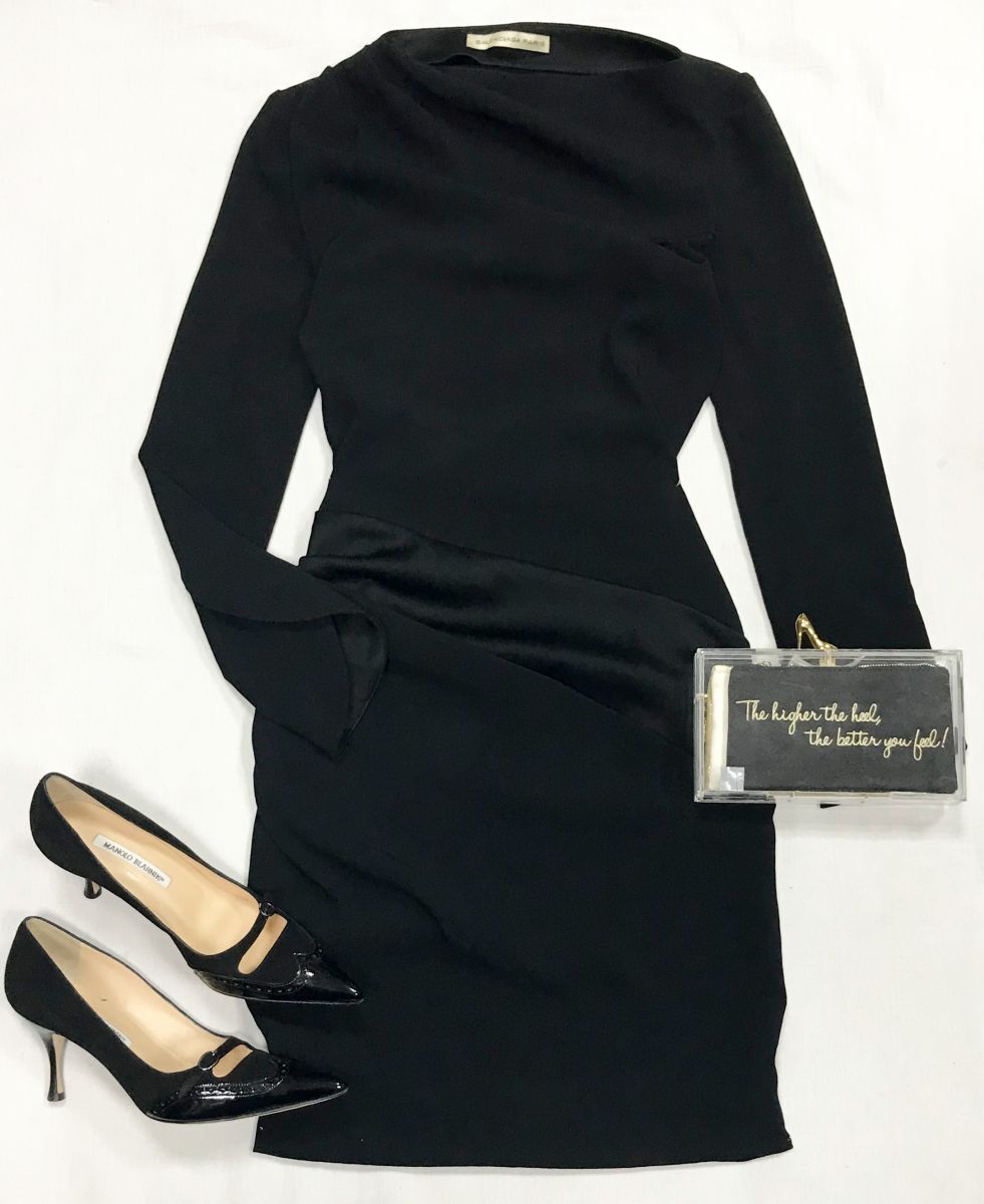 Платье Balenciaga размер 36 цена 15 655 руб
Туфли Manolo Blahnik размер 39.5 цена 23 483 руб
Клатч Charlotte Olympia