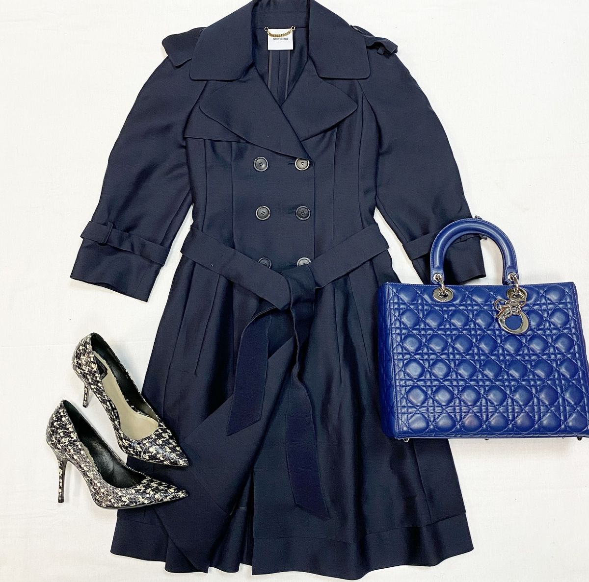 Плащ Moschino размер 38 цена 23 078 рубТуфли Christian Dior размер 40 цена 23 078 рубСумка Christian Dior