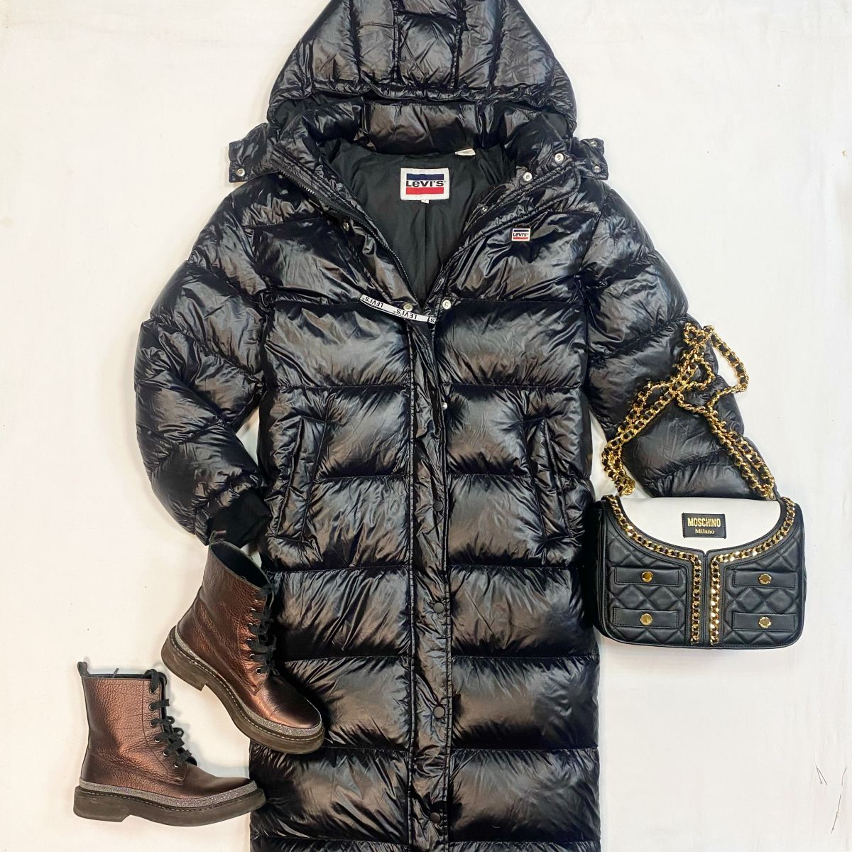 Пуховик Levi’s размер S цена 15 385 рубБотинки Brunello Cucinelli размер 36 цена 30 770 рубСумка Moschino