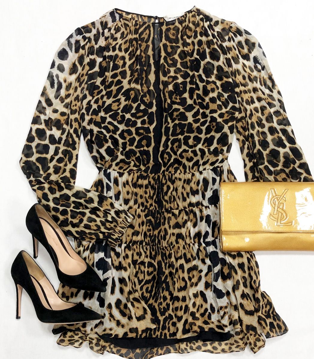 Платье Saint Laurent размер 42 цена 23 483 руб
Туфли Gianvito Rossi размер 37 цена 15 655 руб
Клатч Ysl
