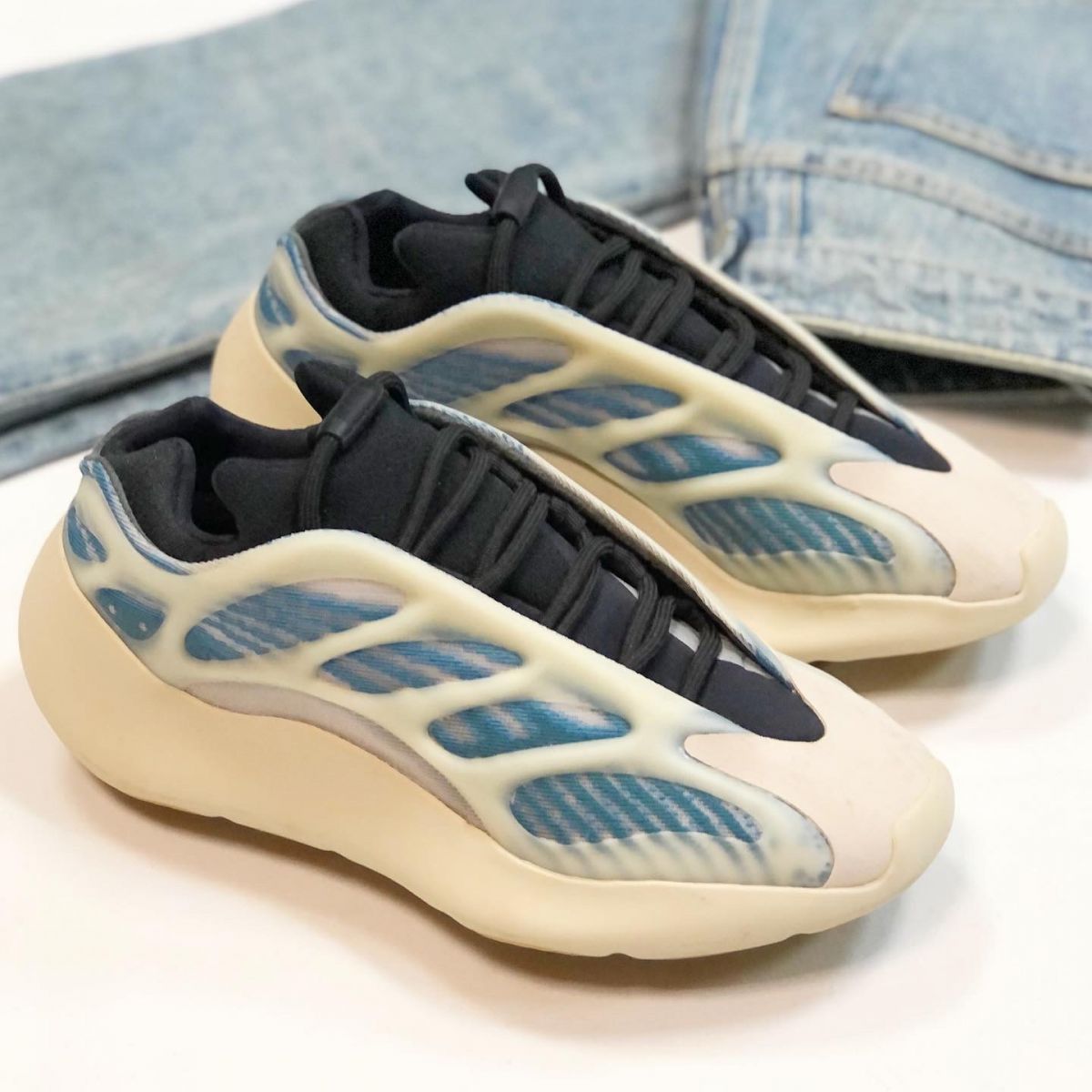 Кроссовки Yeezy размер 39.5 цена 23 078 руб 