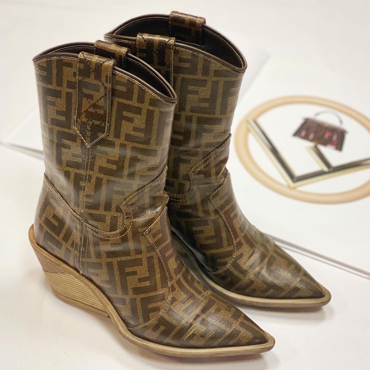 Казаки Fendi размер 37.5 цена 15 385 руб 