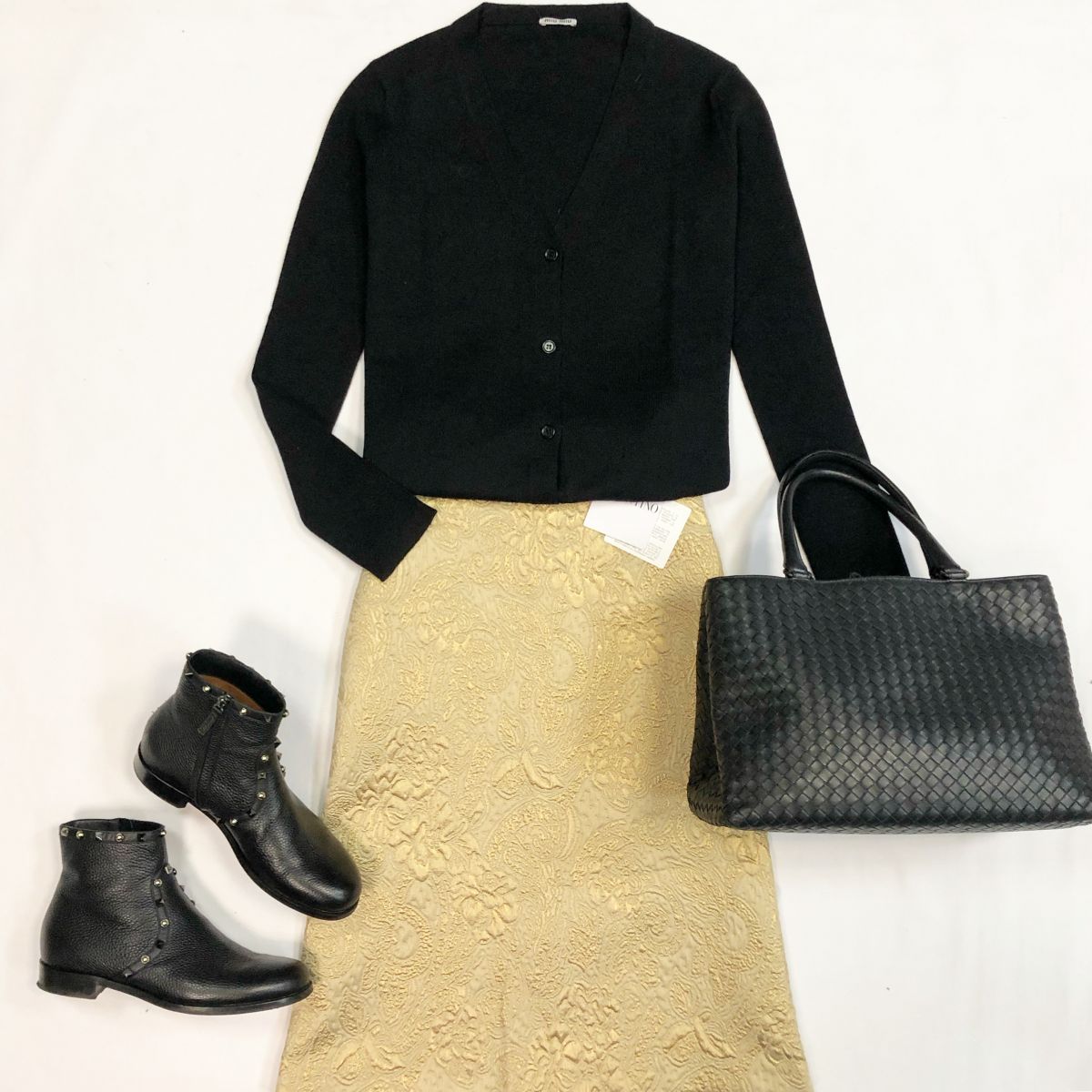 Кофта MIU MIU размер 40 цена 4 616 рубЮбка RED VALENTINO  размер 42 цена 12 308 рубБотинки VALENTINO размер 39 цена 23 078 рубСумка BOTTEGA VENETA 