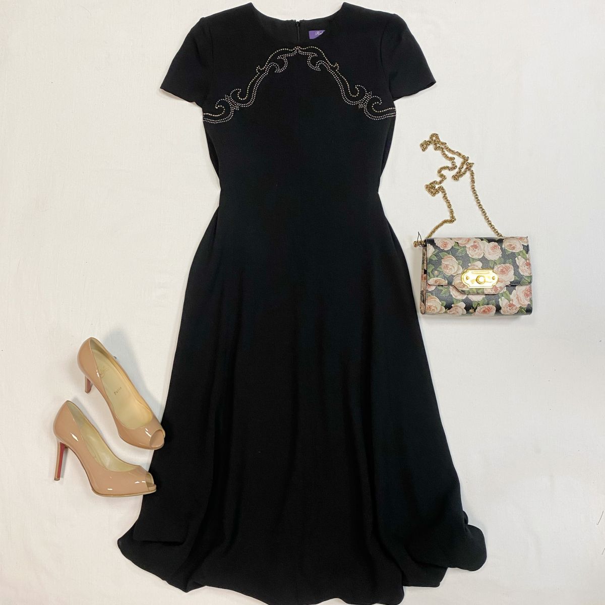 Платье Ralph Lauren размер 12 цена 7 693 рубТуфли Louboutin размер 37.5 цена 15 385 рубСумка Dolce Gabbana