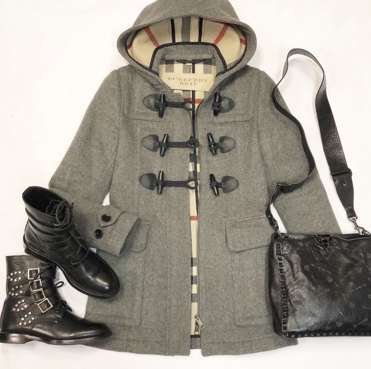 Пальто BURBERRY размер 40 / 42 / цена 15 385 руб Ботинки SAINT LAURENT размер 39 цена 23 077 руб Сумка VALENTINO 