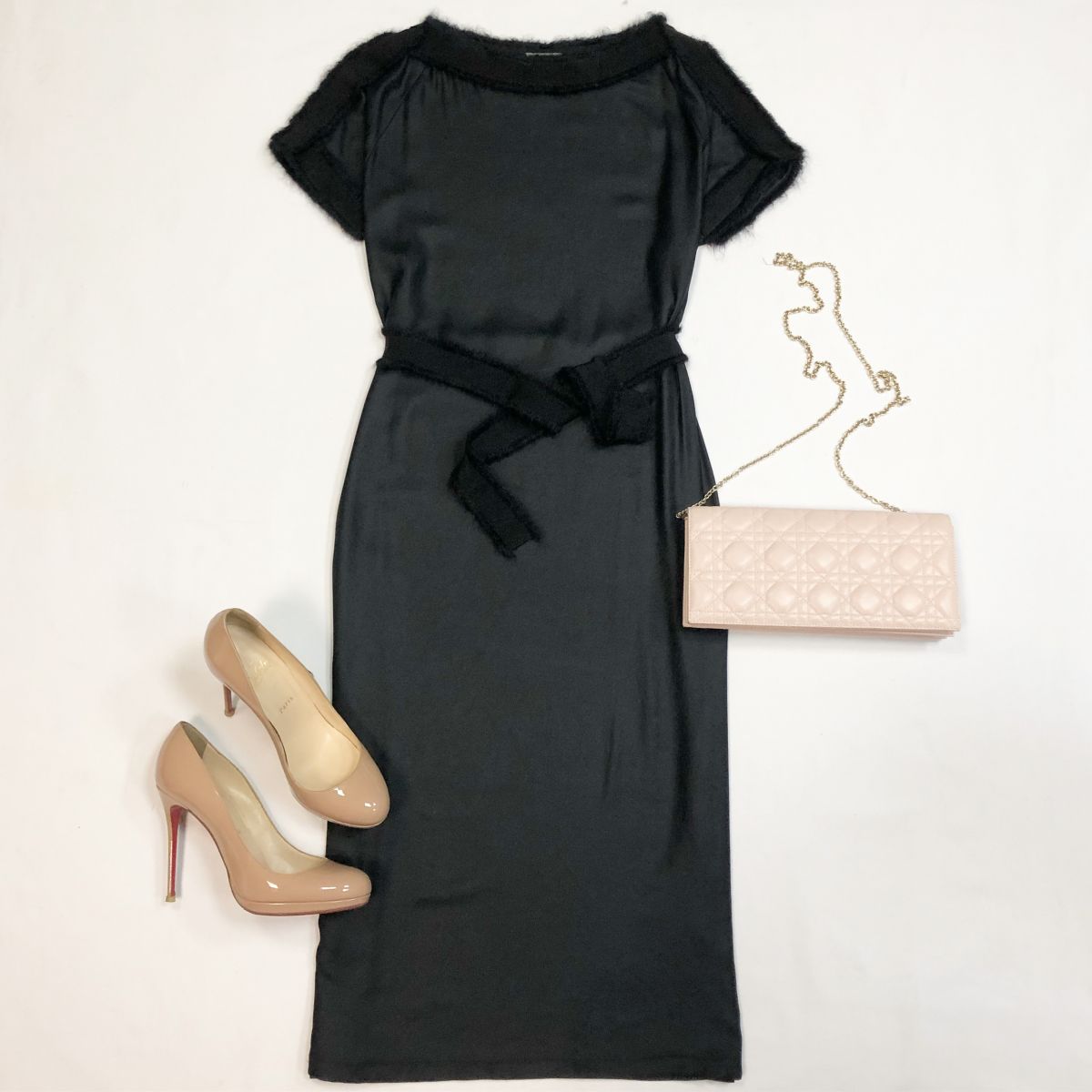 Платье Bottega Veneta размер 48 цена 15 385 рубТуфли Louboutin размер 40 цена 12 308 рубСумка Dior