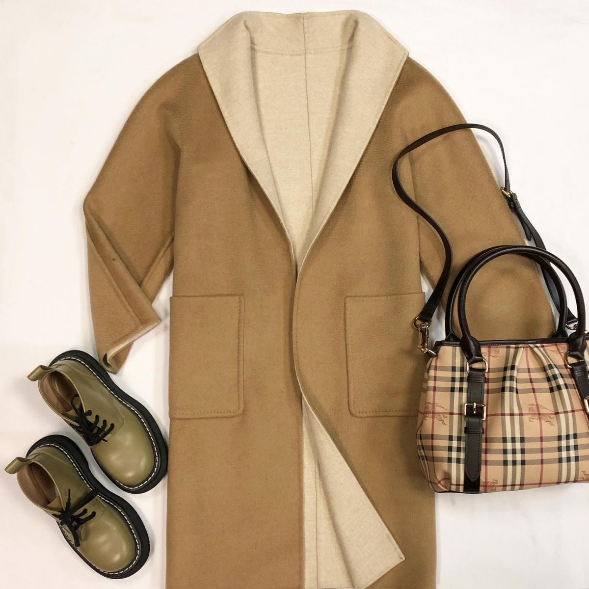 Пальто /двухстороннее/ MAXMARA  размер 38 цена 23 077 рубБотинки BOTTEGA VENETA  размер 37 цена 33 847 рубСумка BURBERRY 