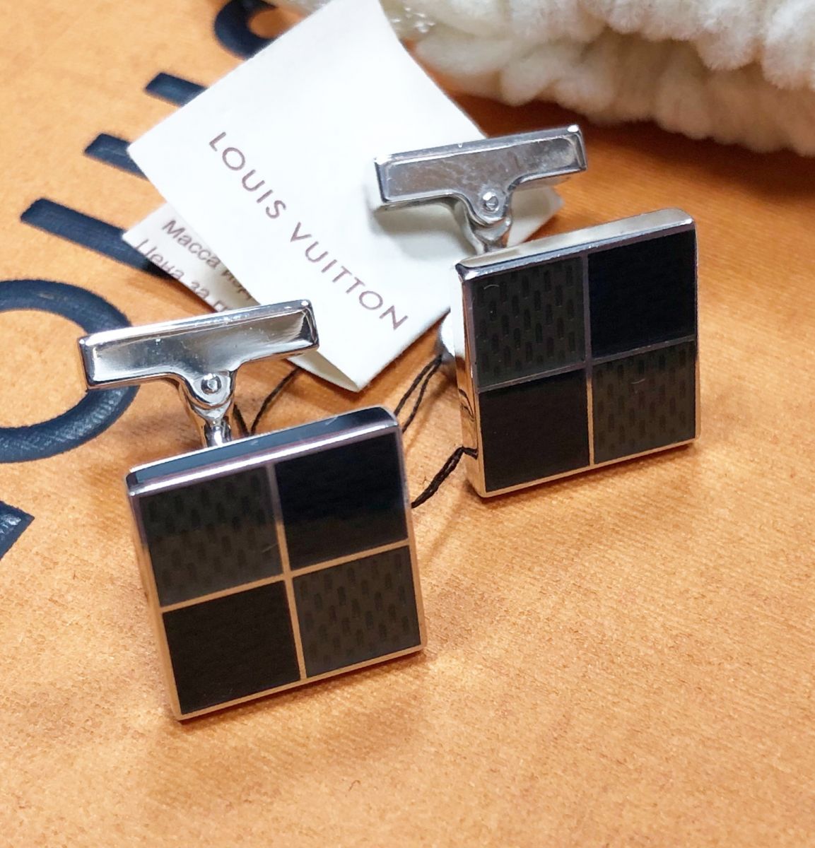 Запонки Louis Vuitton цена 23 483 руб 