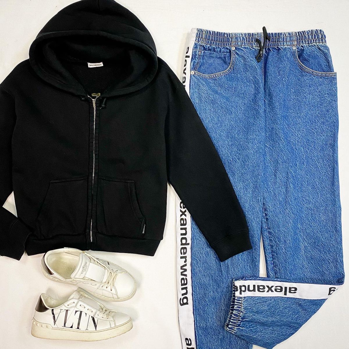Толстовка Balenciaga размер L цена 10 770 руб Джинсы Alexander Wang размер M цена 9 231 руб Кеды Valentino размер 37.5 цена 15 385 руб