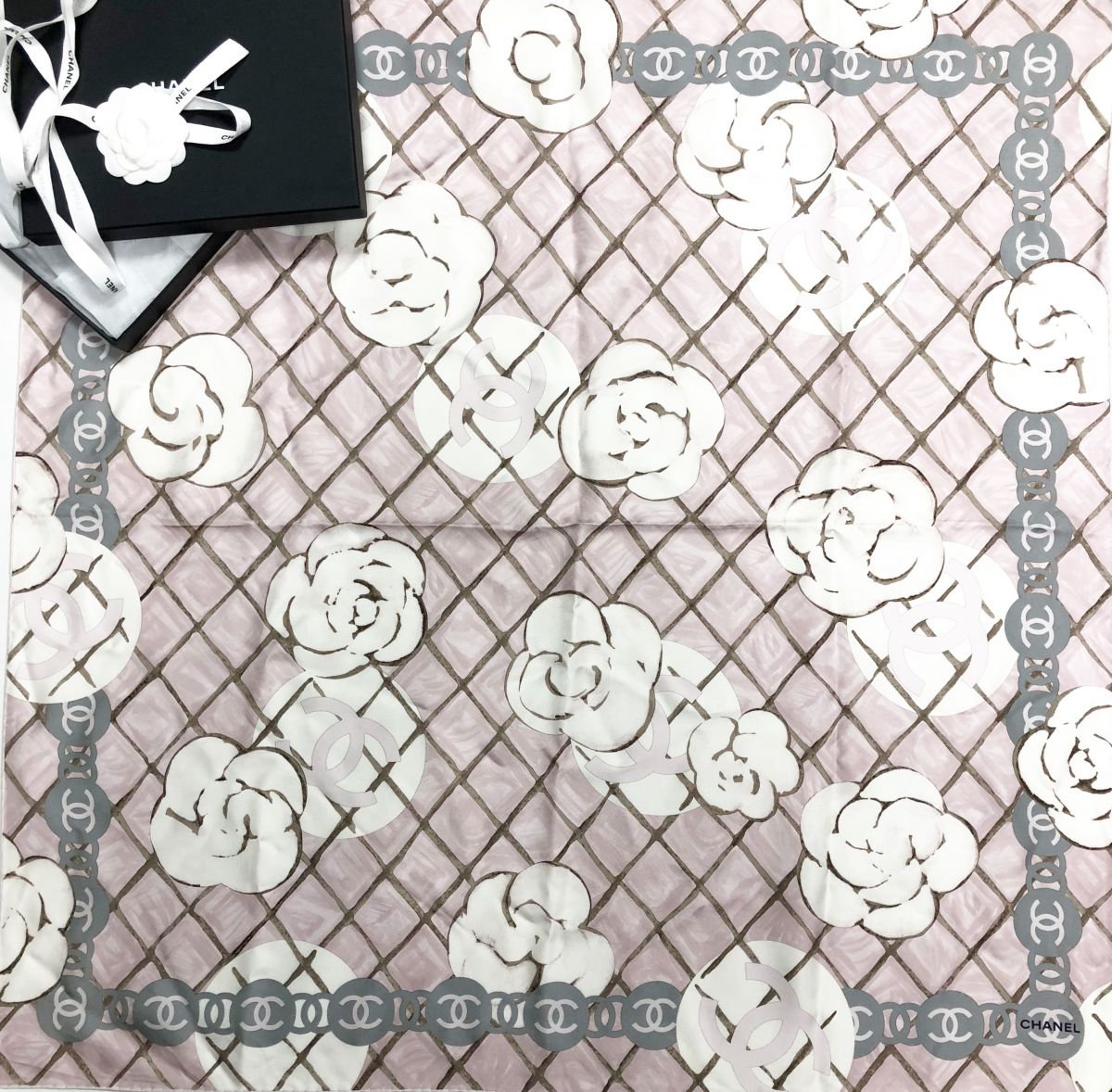 Платок Chanel размер 90/90 цена 39 138 руб/ в коробке/