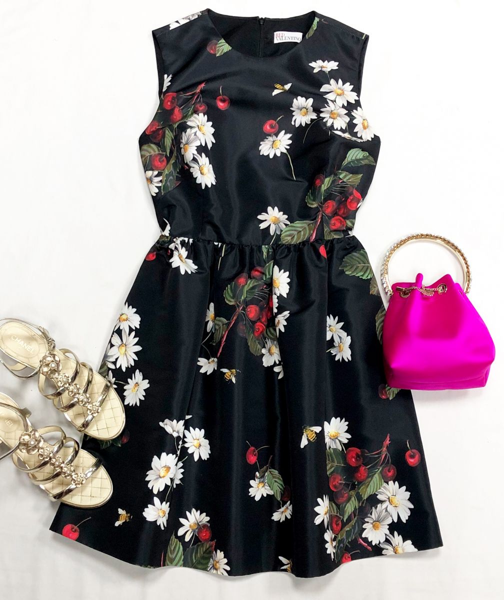 Платье Red Valentino размер 40 цена 7 828 руб
Босоножки Chanel размер 37 цена 28 179 руб
Сумка Jimmy Choo
