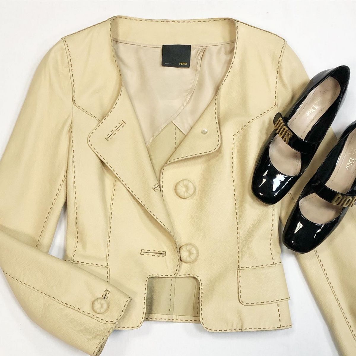 Куртка/кожа/ Fendi размер 40 цена 26 155 рубТуфли Dior размер 36.5 цена 38 463 руб