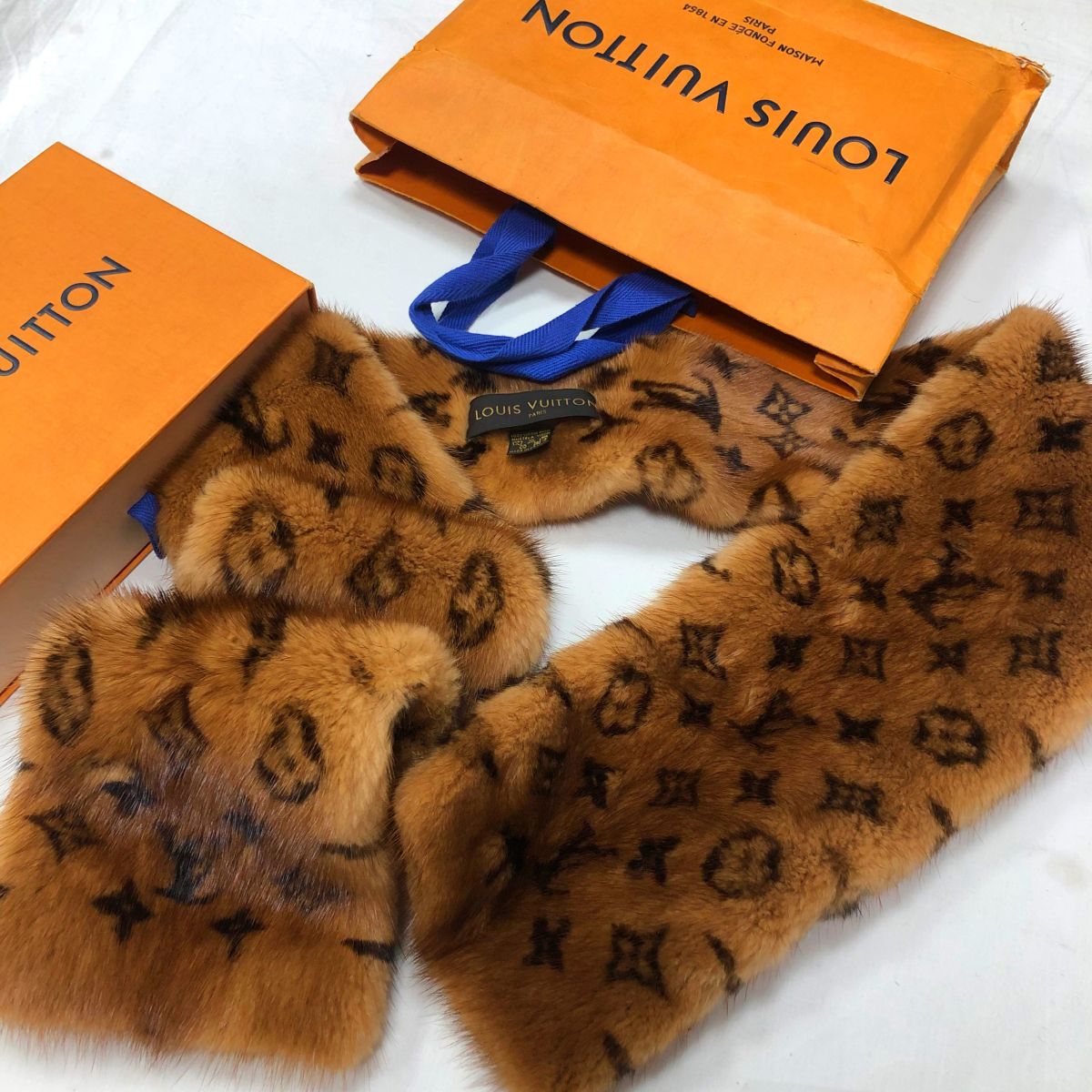 Шарф /мех норки/ LOUIS VUITTON цена 62 620 руб