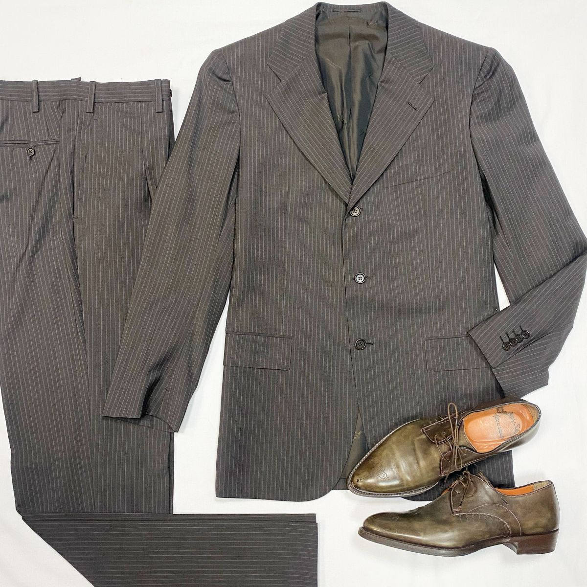 Костюм Kiton размер 48 цена 23 078 руб Туфли Santoni размер 41 цена 12 308 руб