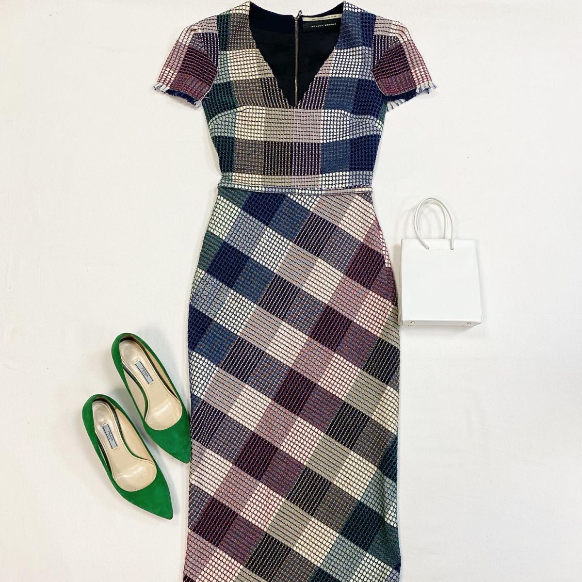 Платье Roland Mouret размер 38 цена 23 078 рубТуфли Prada размер 38 цена 15 385 рубСумка Medea