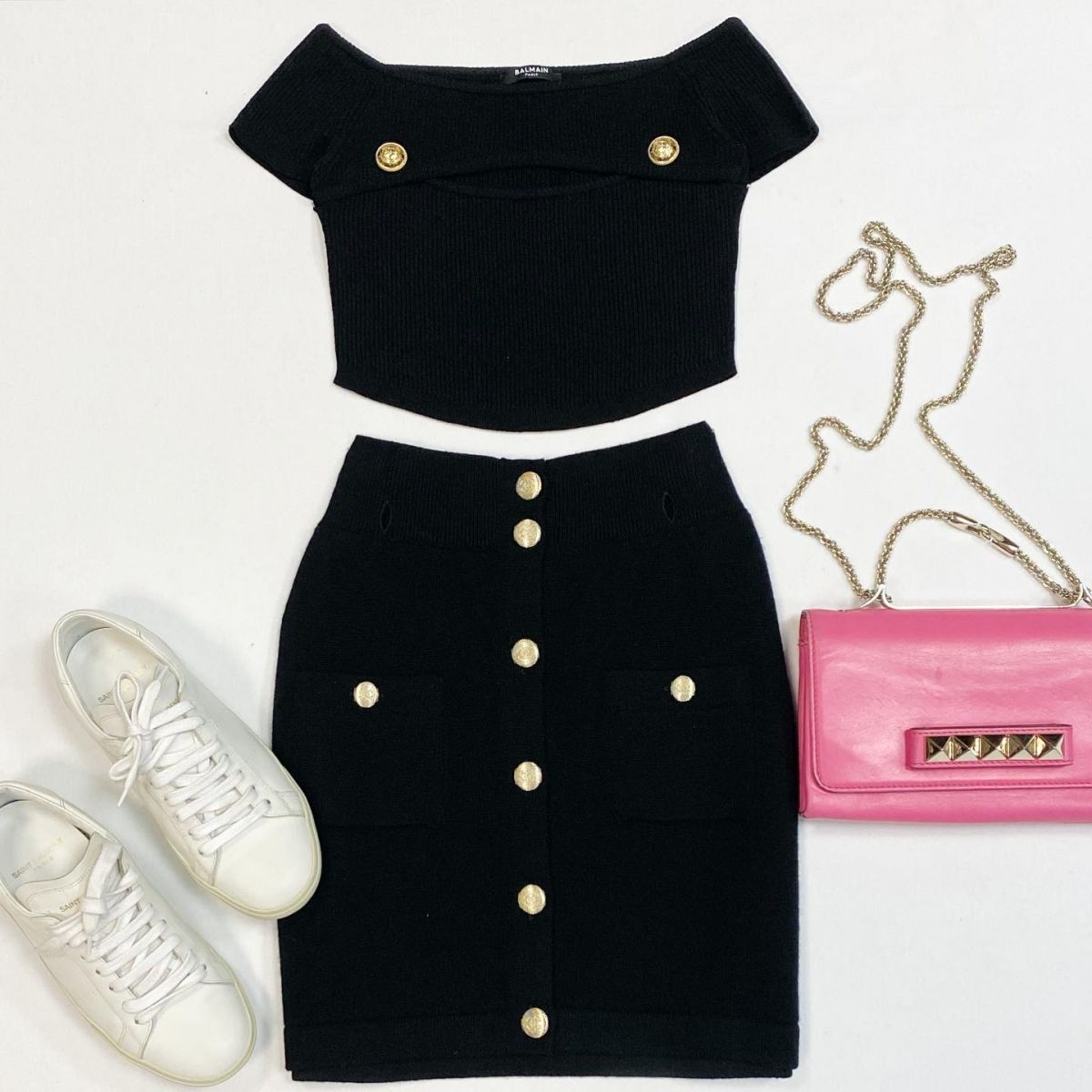 Юбка Chanel размер 34 цена 23 078 рубТоп Balmain размер 36 цена 12 308 рубКеды Saint Laurent размер 36.5 цена 23 078 рубСумка Valentino