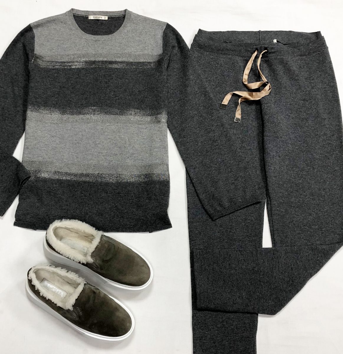 Кофта Kangra размер 44 цена 7 828 руб
Брюки Kangra размер 42 цена 7 828 руб
Лоферы Prada размер 39 цена 23 483 руб
