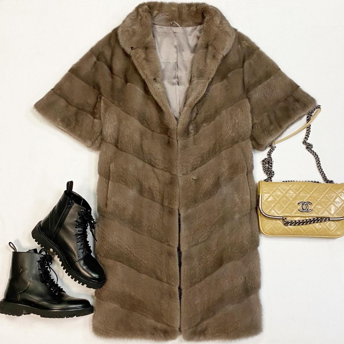 Шуба/мех норки/ 44 цена 76 925 рубБотинки Valentino размер 37 цена 30 770 рубСумка Chanel