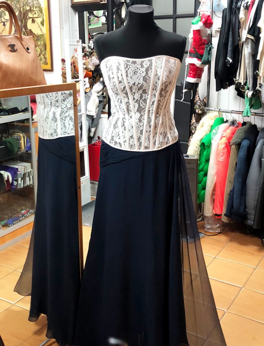 Юбка Ralph Lauren размер M цена 23 483 руб
Корсет Roziecorsets размер 40 цена 14 090 руб