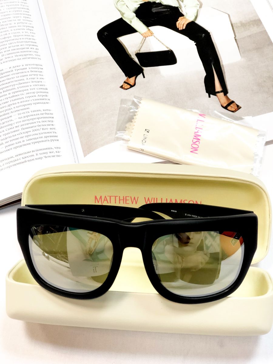 Кофта MOSCHINO размер 38/42 цена 4 616 руб 
Юбка Max Mara Shine размер 42/46 цена 4 616 руб 
Туфли SAINT LAURENT размер 37.5 цена 15 385 руб 
Сумочка AH
