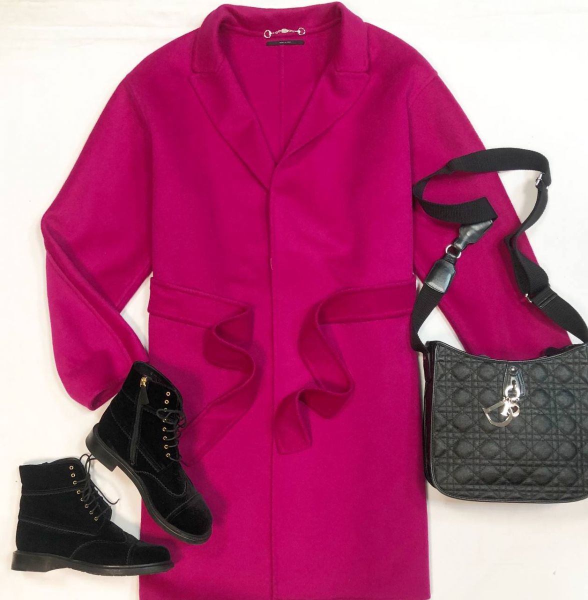 Пальто Gucci размер 48 цена 53 848 рубБотинки Chanel размер 39 цена 46 155 рубСумка Dior