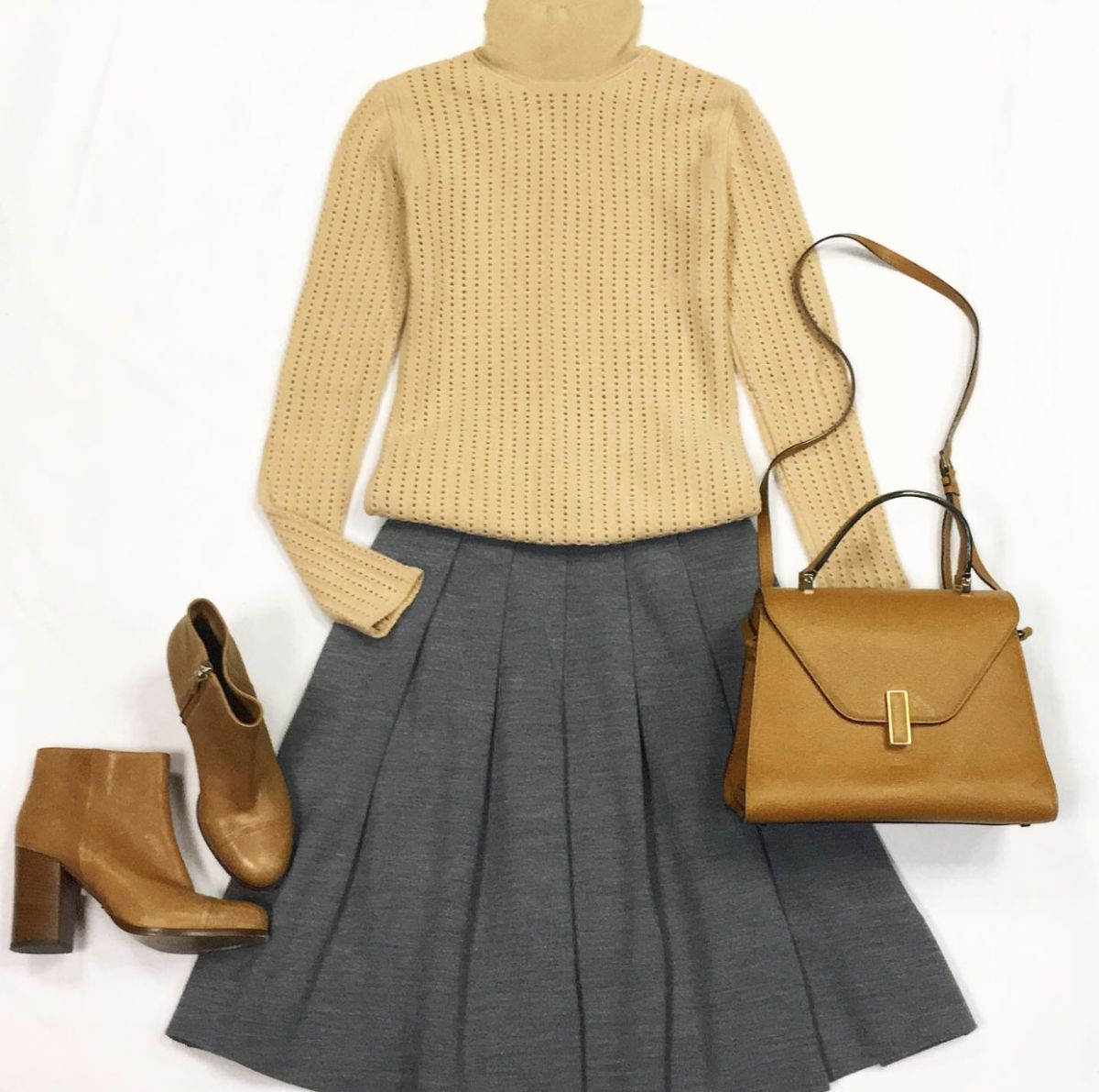 Кофта CHLOE  размер XS цена 9 231 руб Юбка CHLOE  размер XS цена 7 693 рубБотильоны PRADA  размер 36 цена 10 770 рубЮбка VALEXTRA