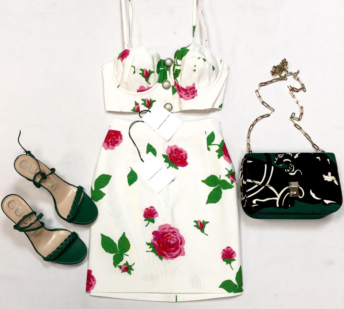 Костюм Alessandra Rich размер 40 цена 30 770 руб/с биркой/ 
Босоножки Gucci размер 38.5 цена 23 078 руб
Сумка Valentino