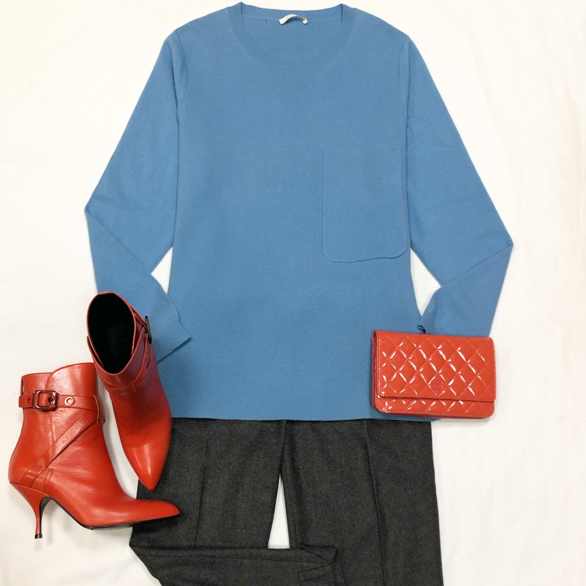 Кофта Chloe размер М цена 12 308 руб Брюки Prada размер 44 цена 7 693 руб Ботильоны Bottega Veneta размер 38 цена 15 385 руб Сумочка Chanel