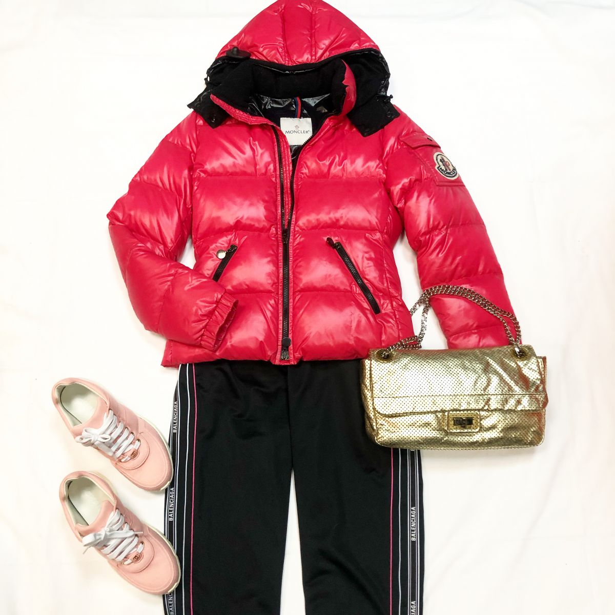 Куртка MONCLER размер 0 цена 13 847 руб Брюки BALENCIAGA размер 38 цена 23 078 руб Кроссовки Chanel размер 37.5 цена 23 078 руб Сумка Chanel