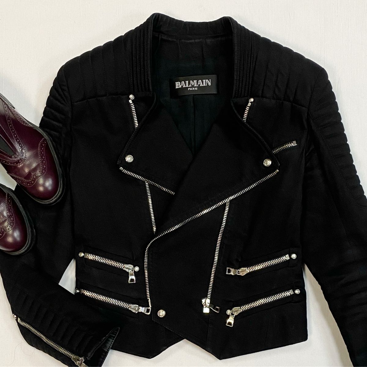 Куртка Balmain размер 42 цена 15 385 рубБотинки Hogan размер 36 цена 7 694 руб