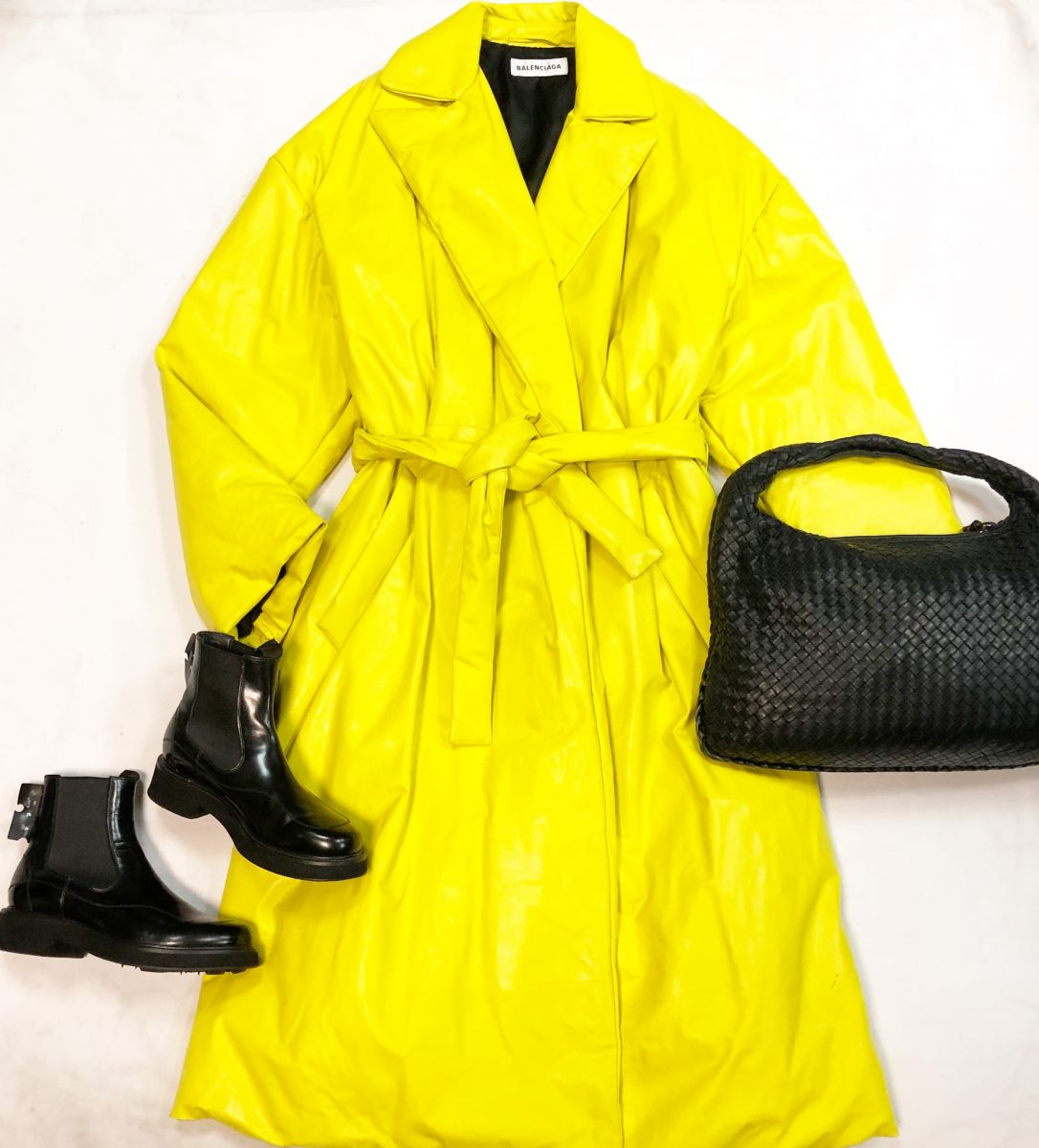 Пальто/кожа/ Balenciaga размер 40 цена 76 925 руб
Ботинки Prada размер 38 цена 23 078 руб
Сумка BOTTEGA VENETA
