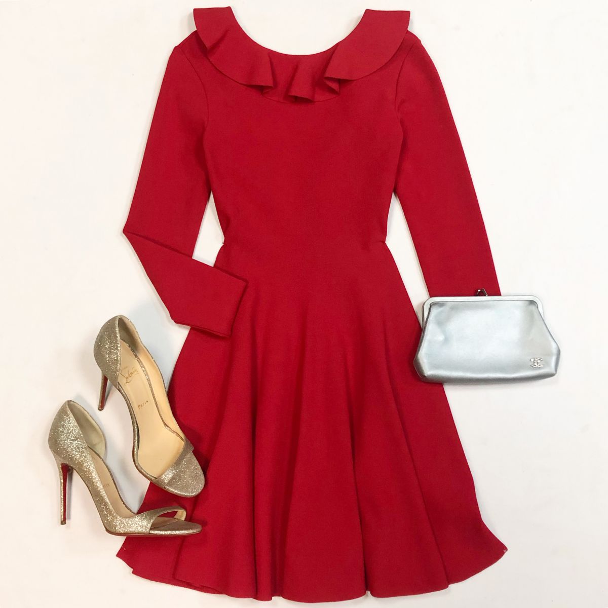 Платье Valentino размер XS цена 15 385 рубТуфли Louboutin размер 40.5 цена 18 462 рубКлатч Chanel