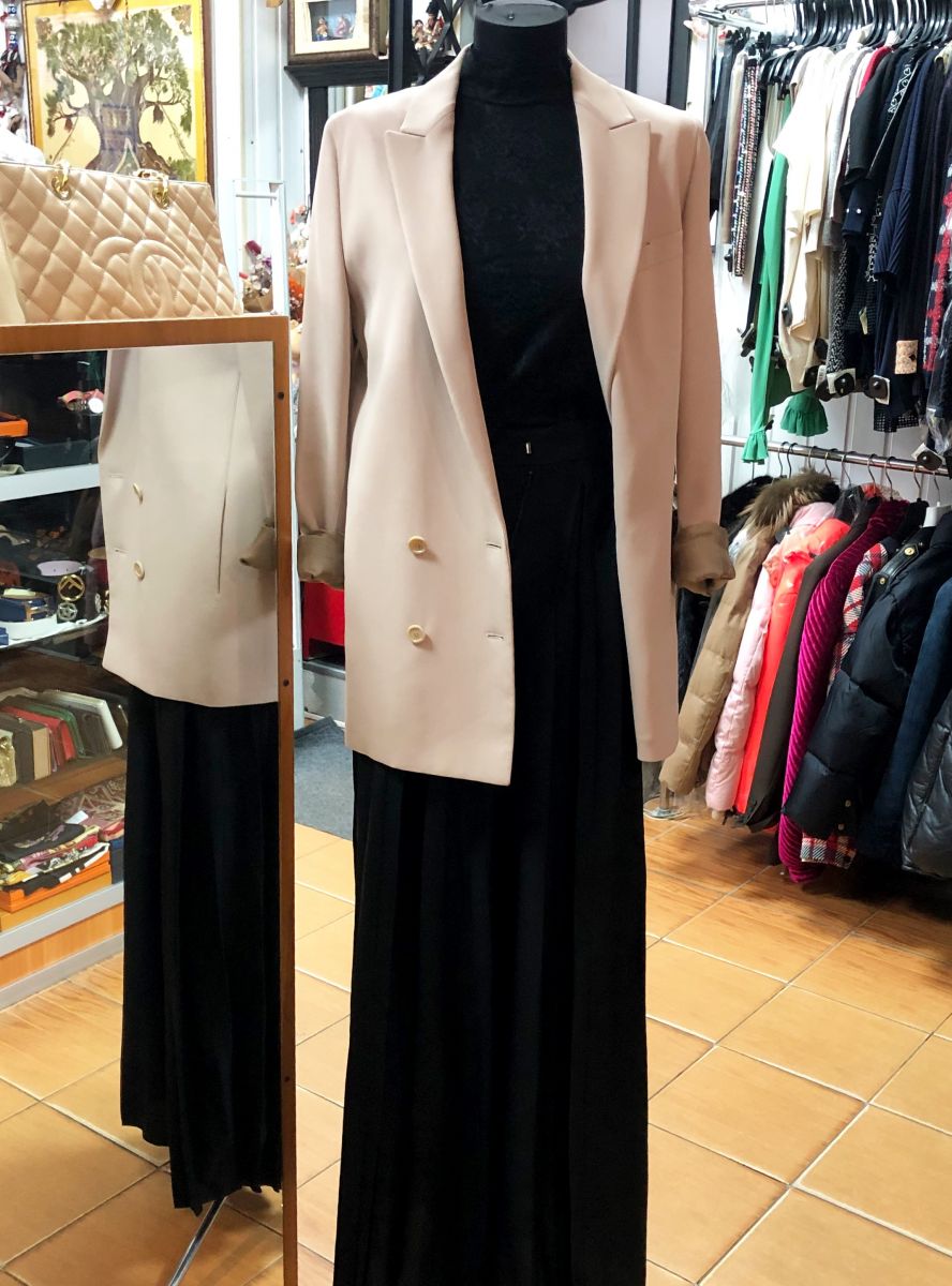 Брюки-Юбка Joseph размер 36 цена 15 655 руб
Кофта/ ажур/ размер L цена 4 697 руб
Жакет Agnona размер 44 цена 15 655 руб