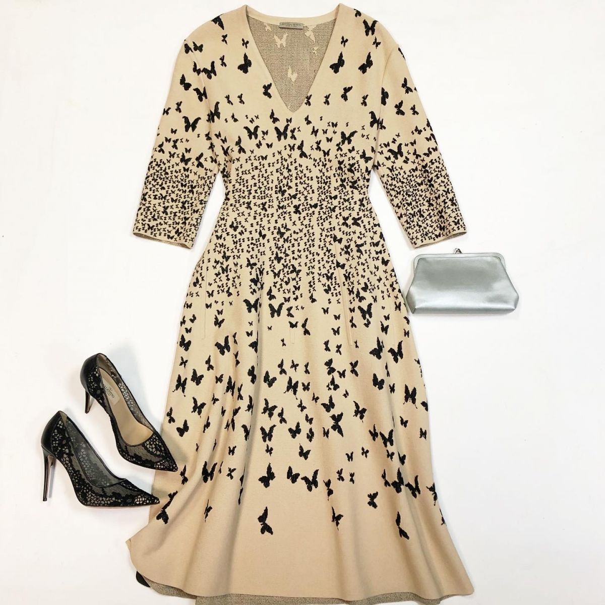 Платье Bottega Veneta размер 44 цена 38 463 рубТуфли Valentino размер 37 цена 18 462 рубКлатч Chanel