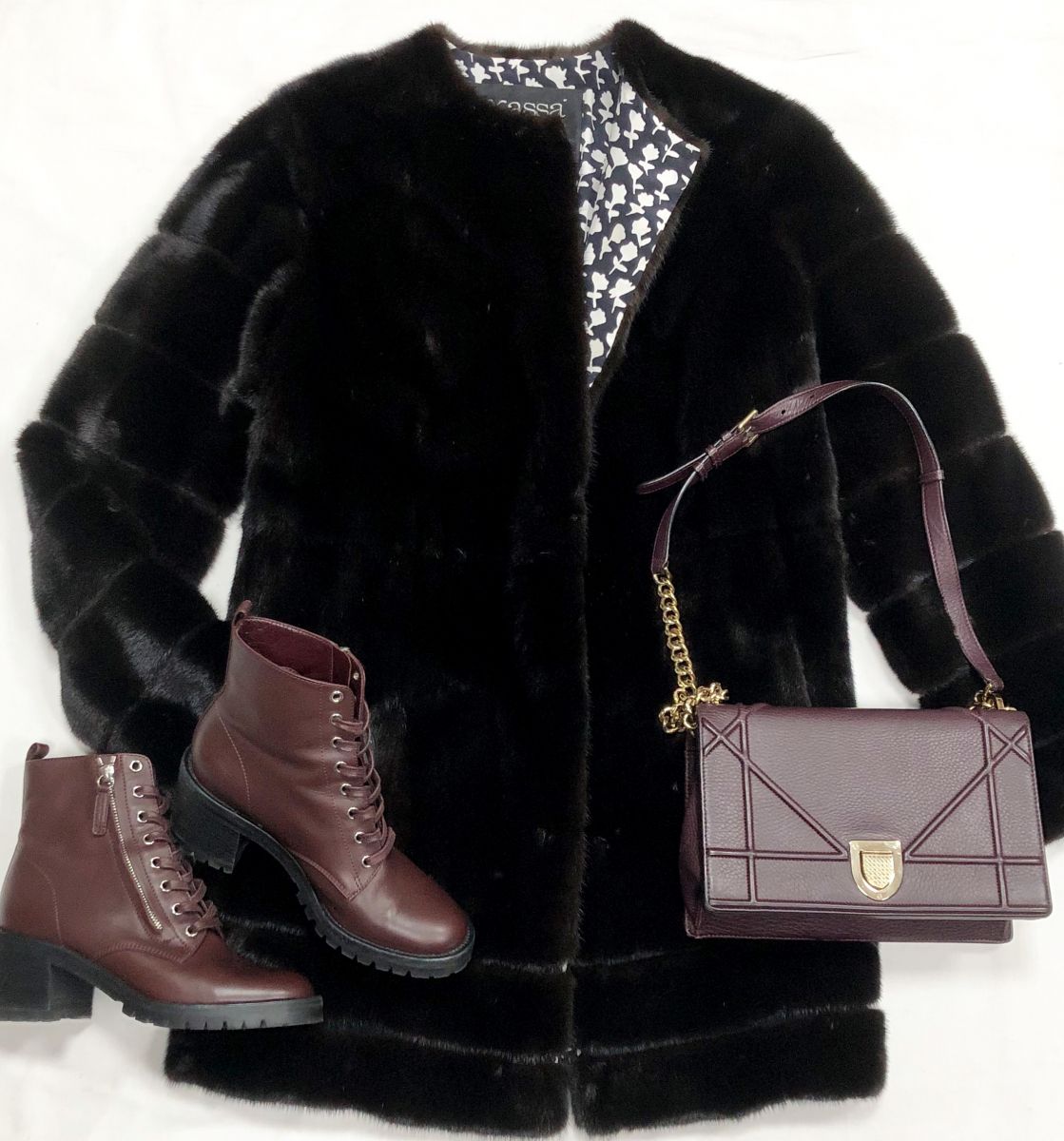 Шуба / мех норки/ размер 42 цена 156 550 руб
Ботинки Gianvito Rossi размер 37.5 цена 26 614 руб
Сумка Christian Dior