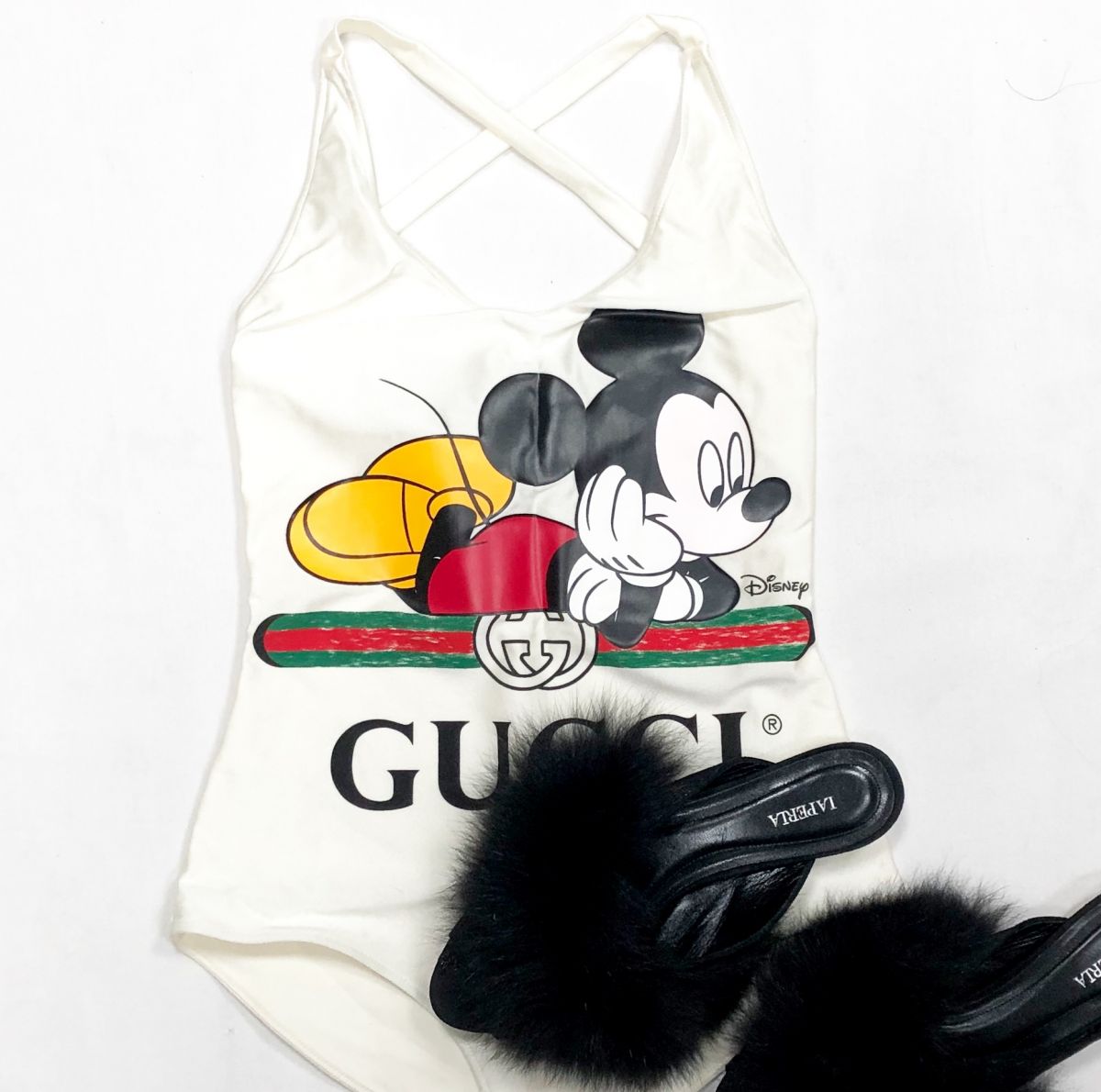 Купальники Gucci размер S цена 23 078 рубТуника /вышивка/ ERMANNO Scervino размер 40 цена 7 693 рубСабо Laperla размер 38 цена 15 385 руб