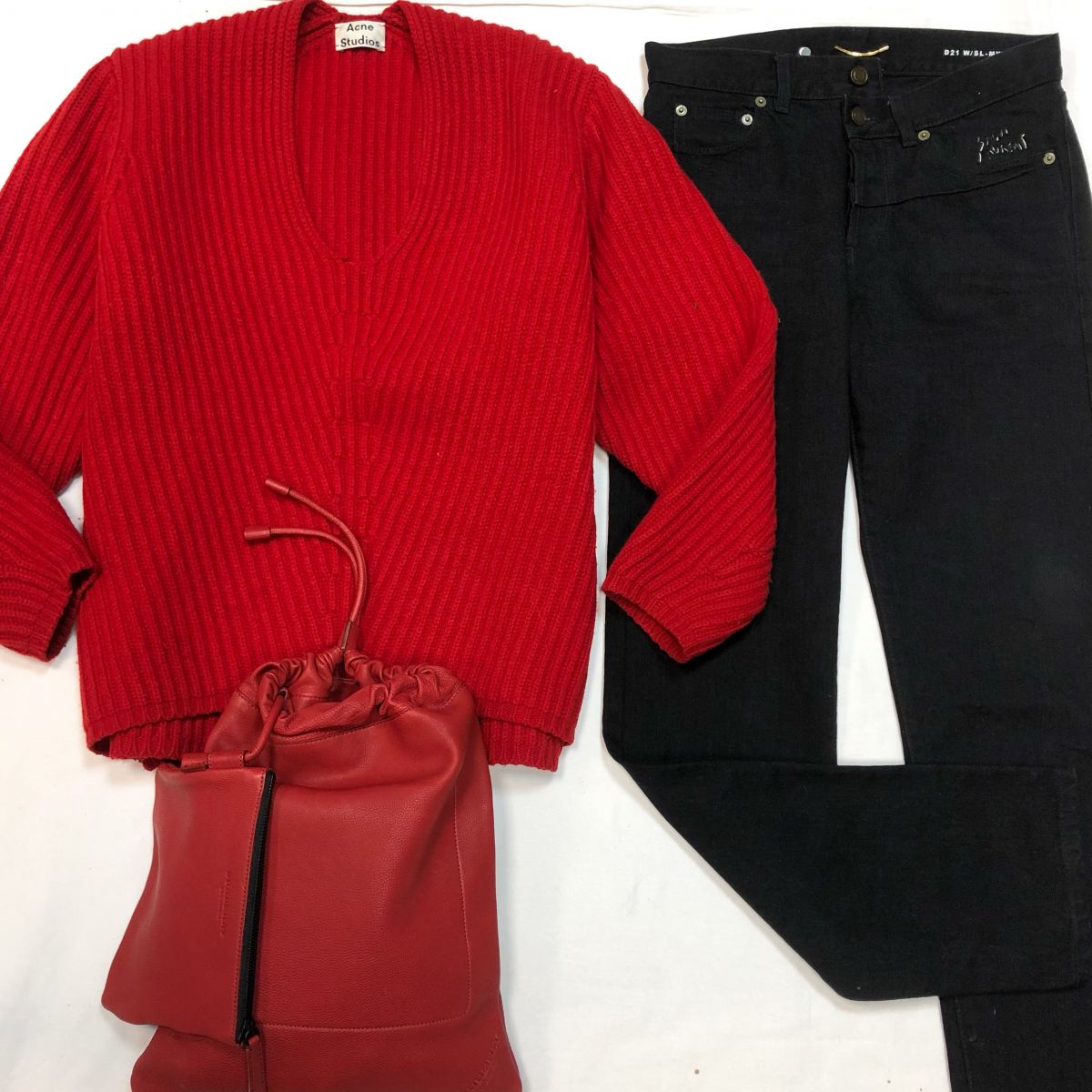 Свитер ACNESTUDIO размер S цена 10 770 руб Джинсы SAINT LAURENT размер 27 цена 16 154 руб Рюкзак BURBERRY